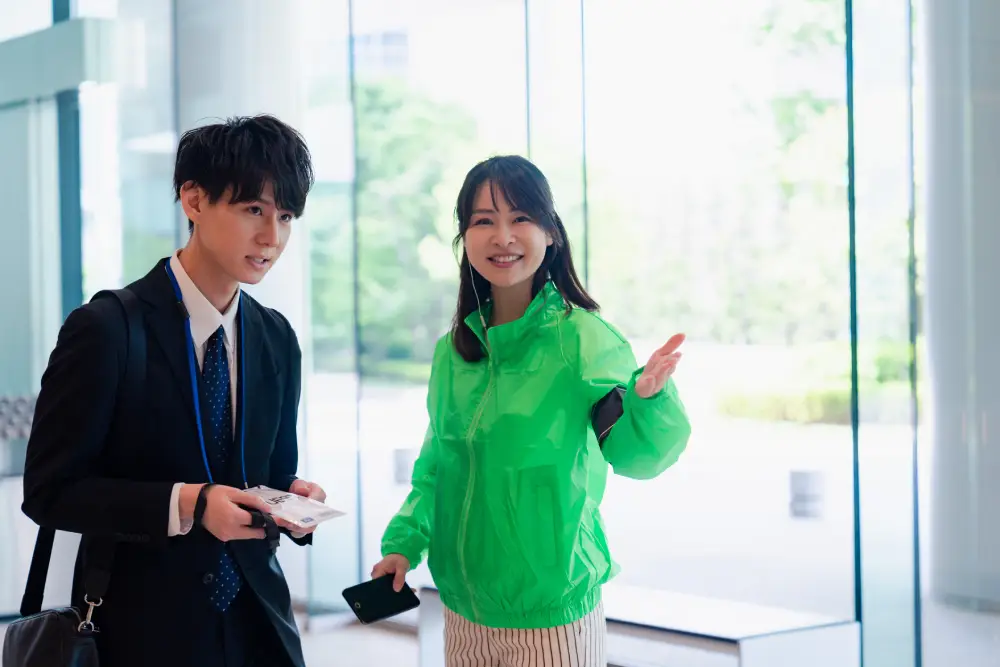 イベントスタッフが仕事する様子